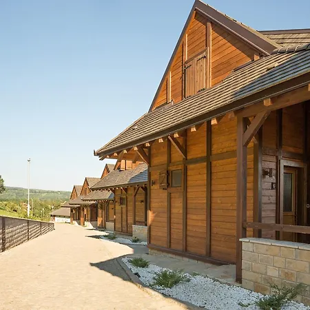 Etno Naselje Vrdnicka Kula 4*