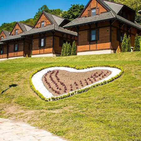 Etno Naselje Vrdnicka Kula 4*